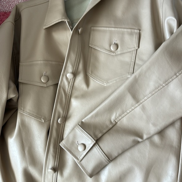 Pleather shacket- a bit oversized, perfect color for any season - Picture 5 of 5